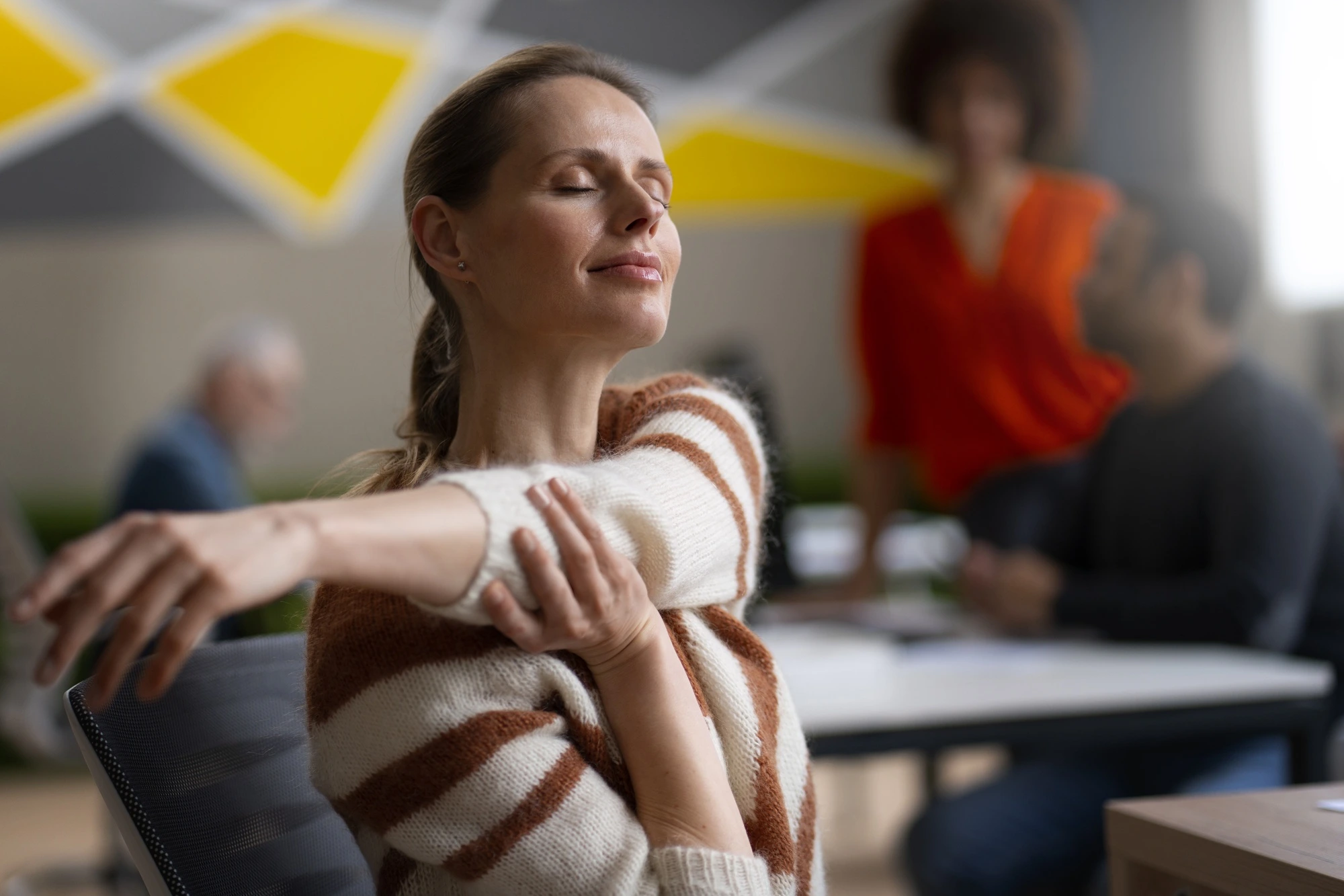 femme au bureau qui s etend pendant une journee de travail