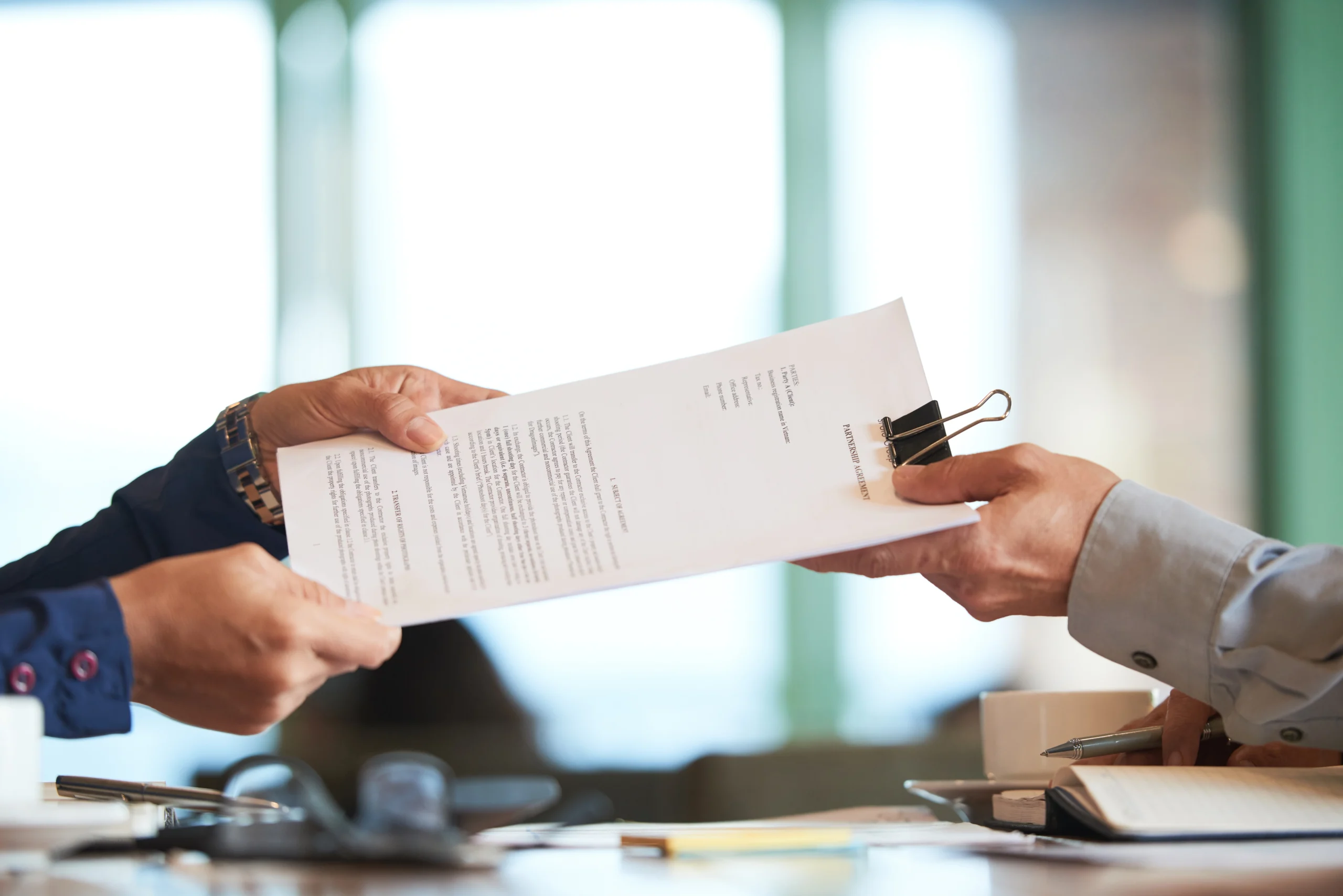 gros plan des mains en passant le contrat a l homme d affaires meconnaissable