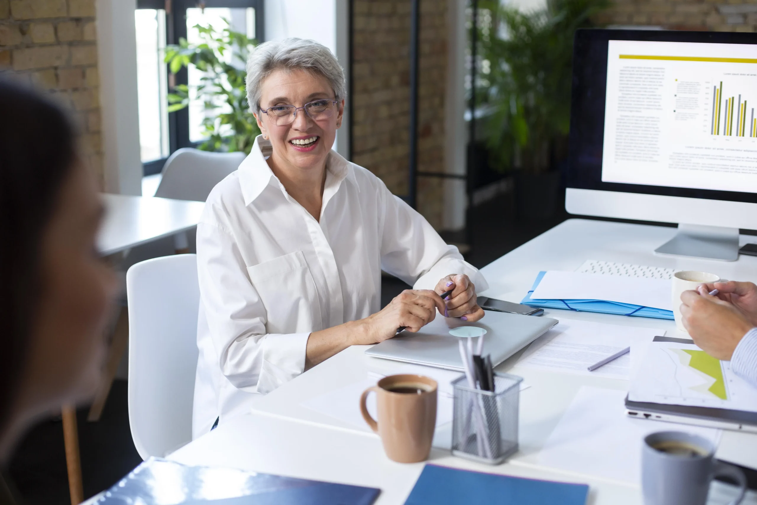 personnes utilisant un appareil numerique lors d une reunion 1