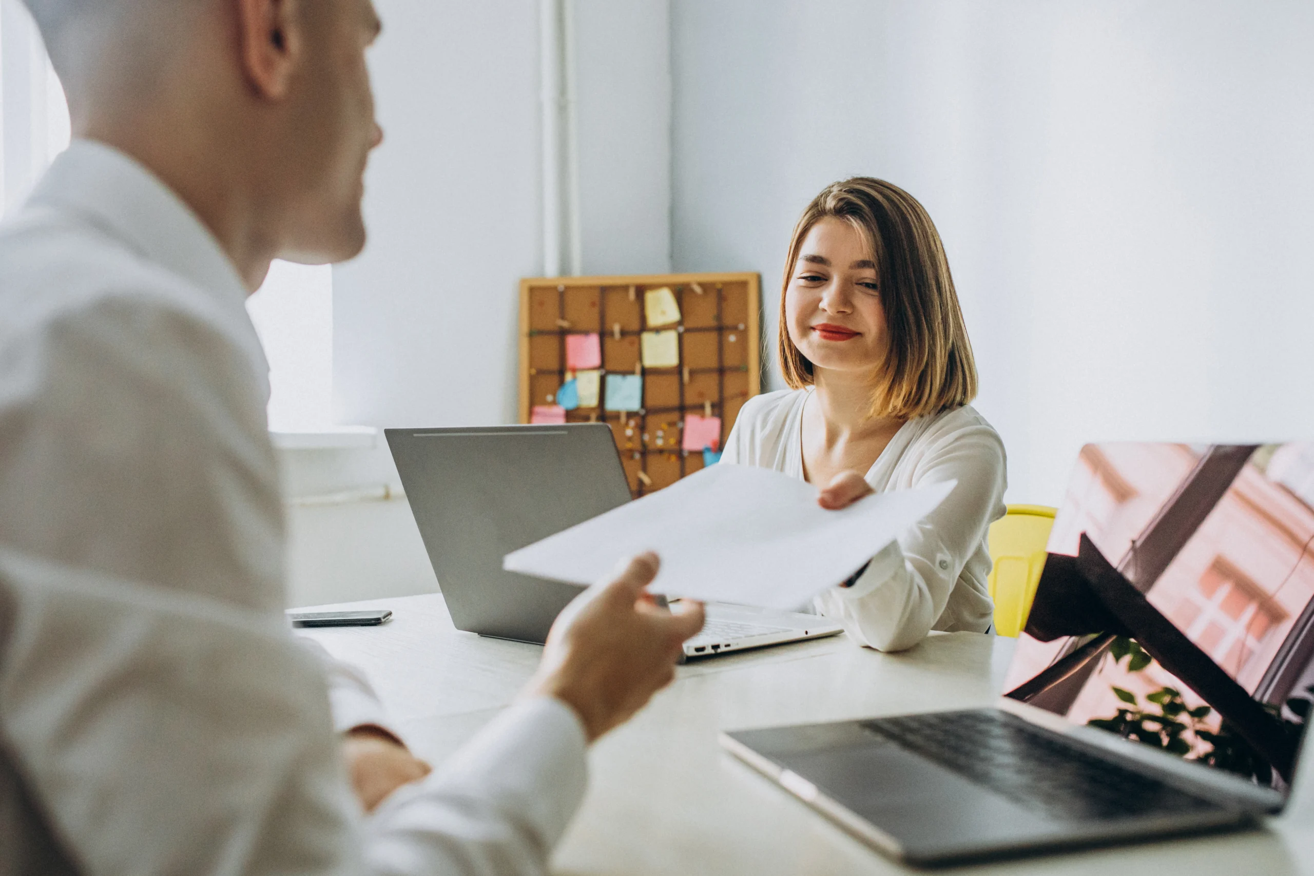collegues masculins et feminins travaillant dans le bureau