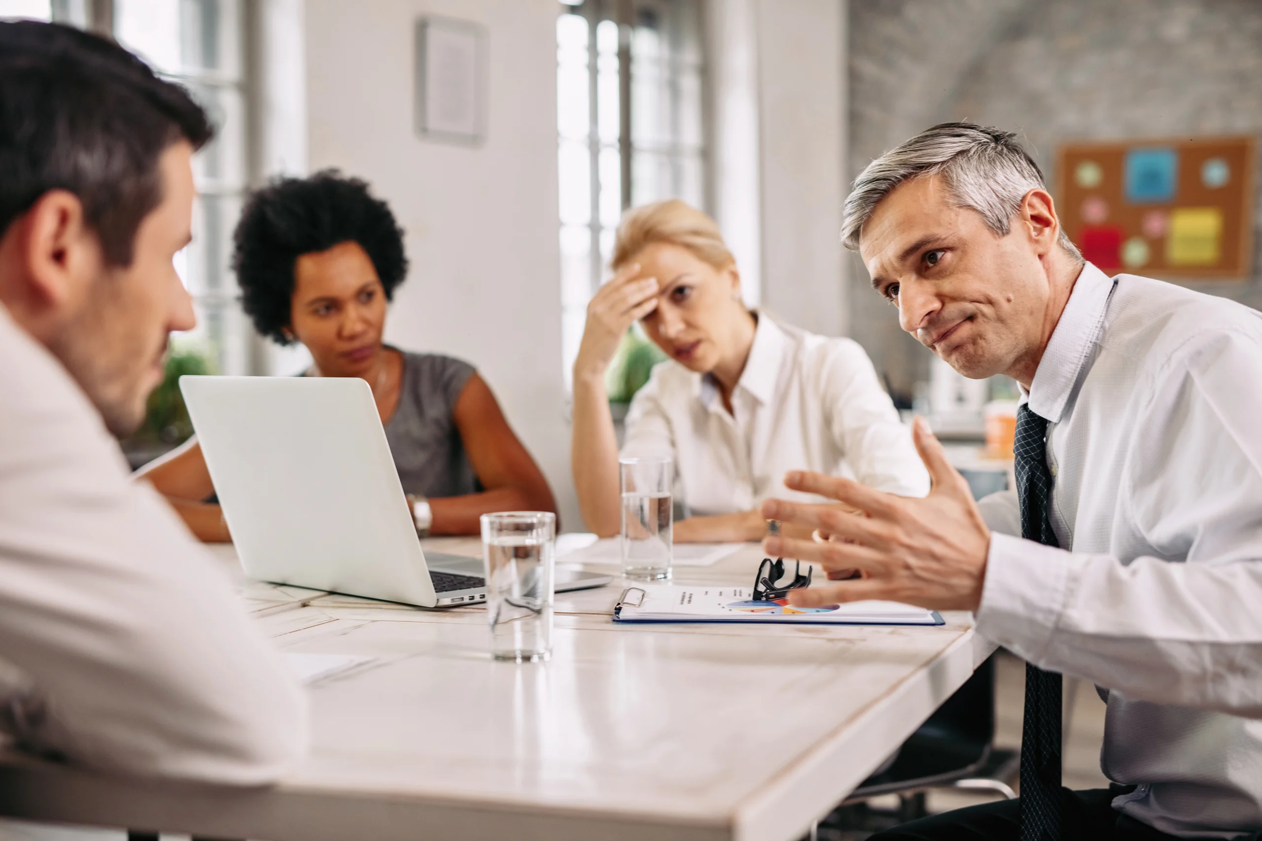 homme d affaires en colere discutant avec un collegue lors d une reunion au bureau