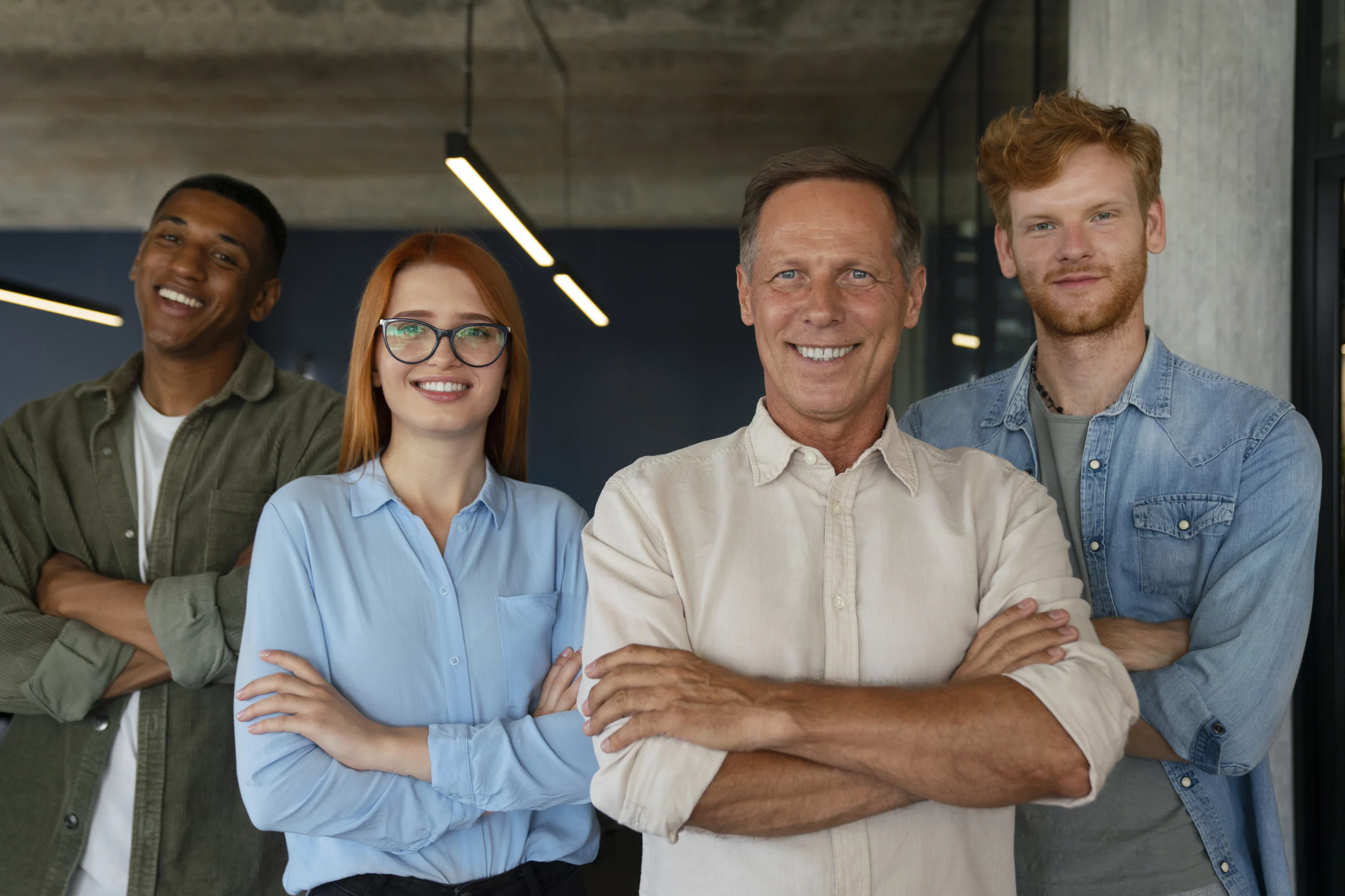 les gens a leur travail de bureau faisant preuve d inclusivite