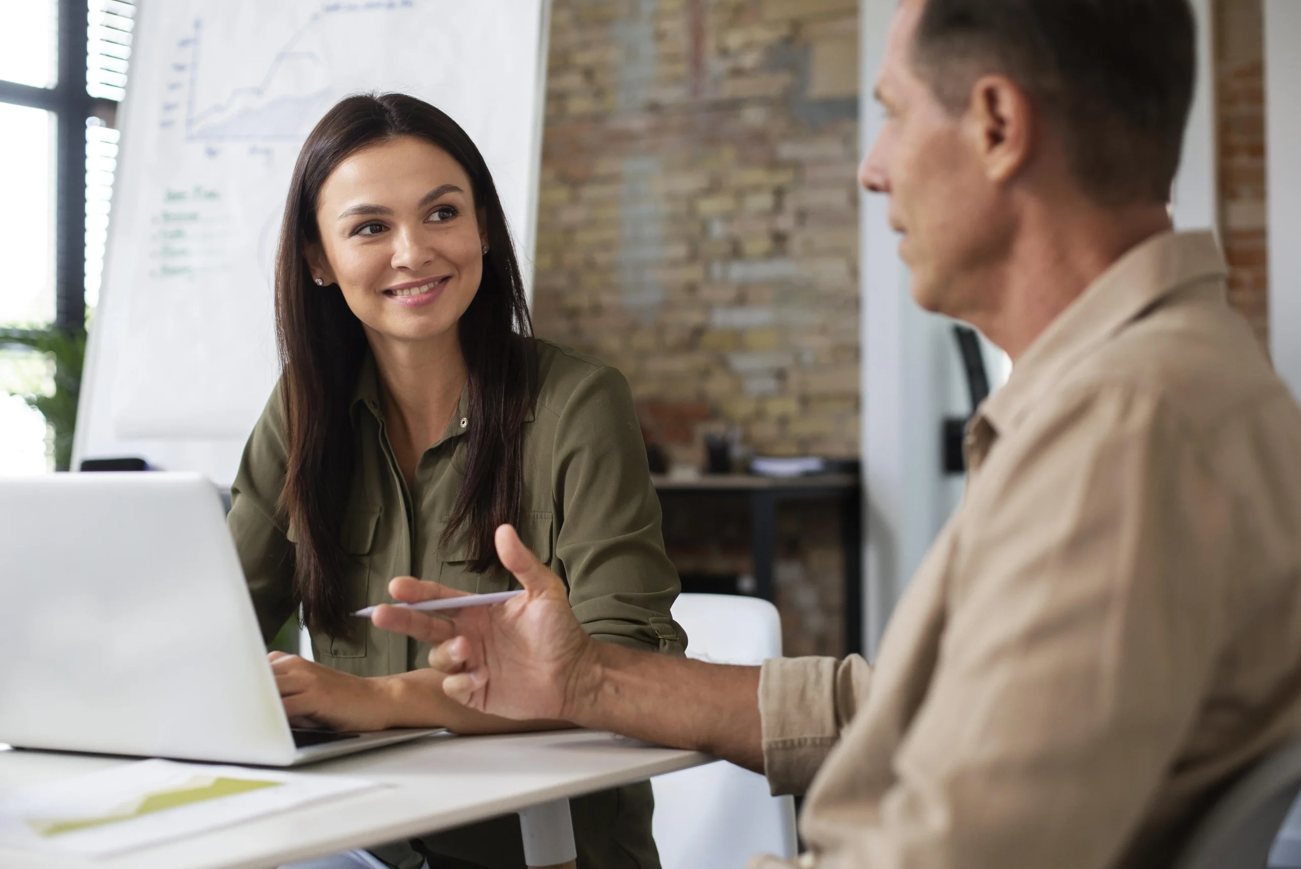 personnes utilisant un appareil numerique lors d une reunion 2