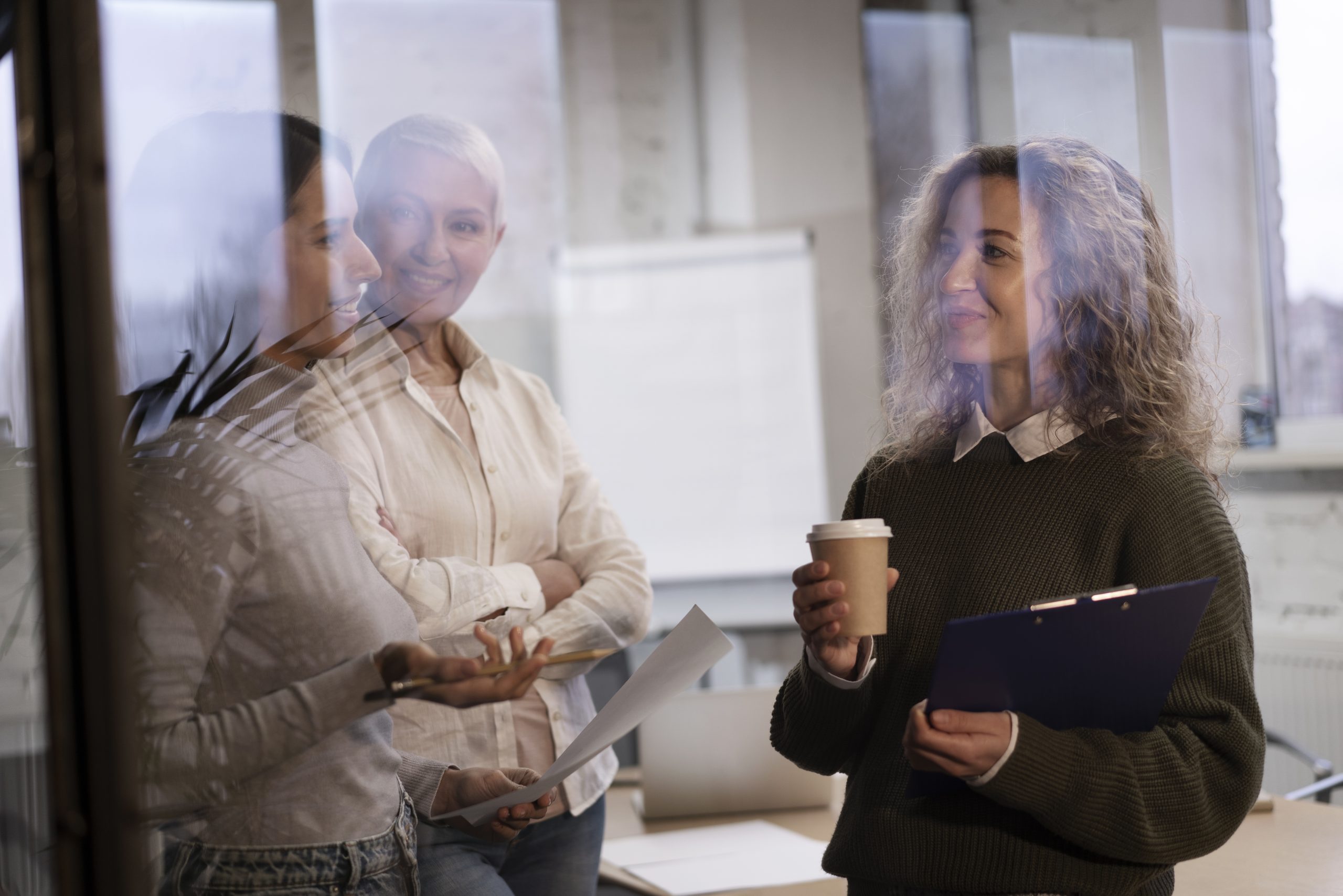 collegues travaillant ensemble sur le projet