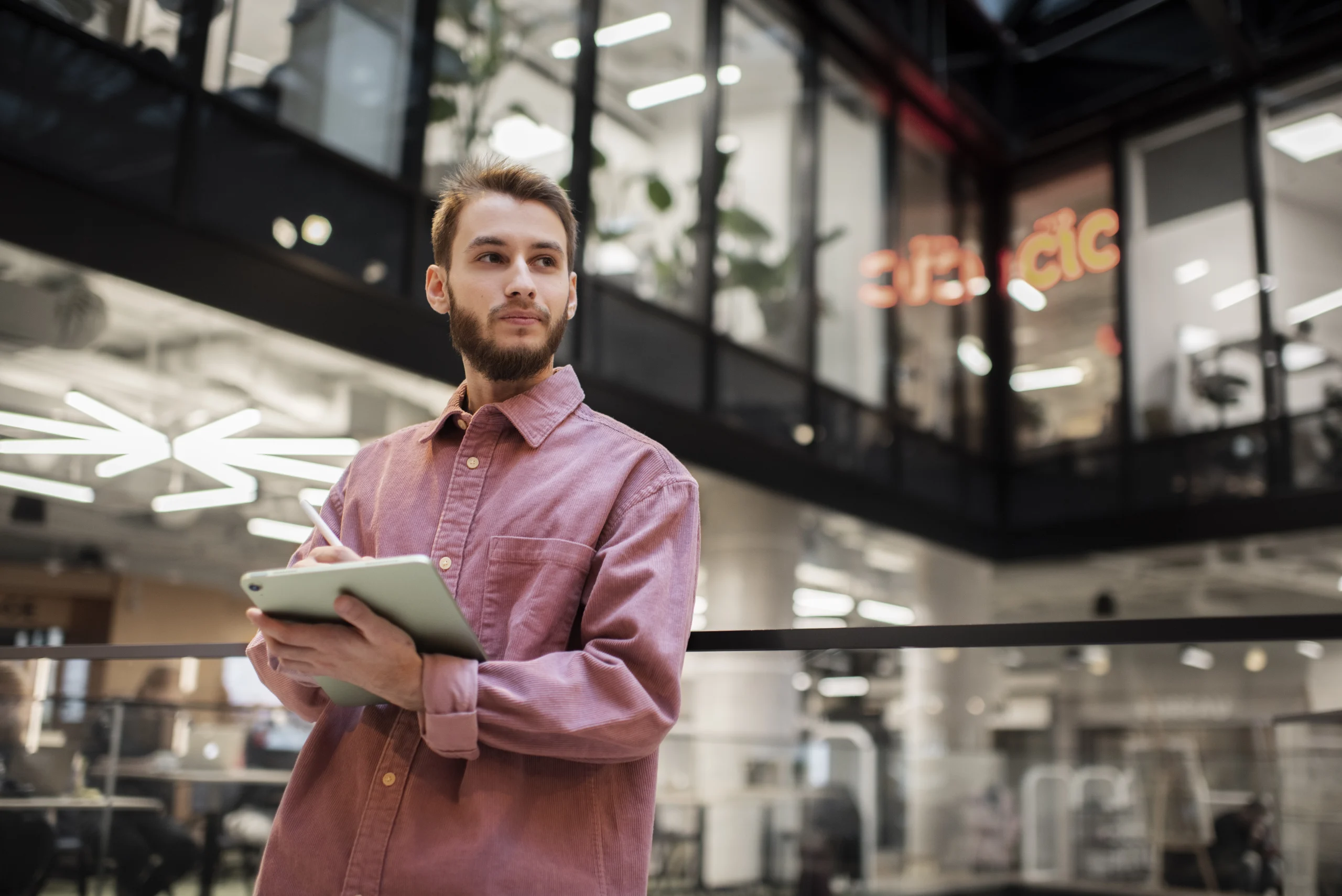 personne travaillant a distance sur un projet