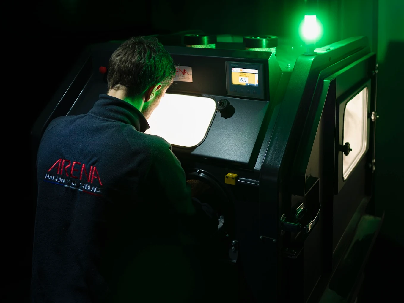 Aymeric Dehont opérant sur une machine chez Arena Blast