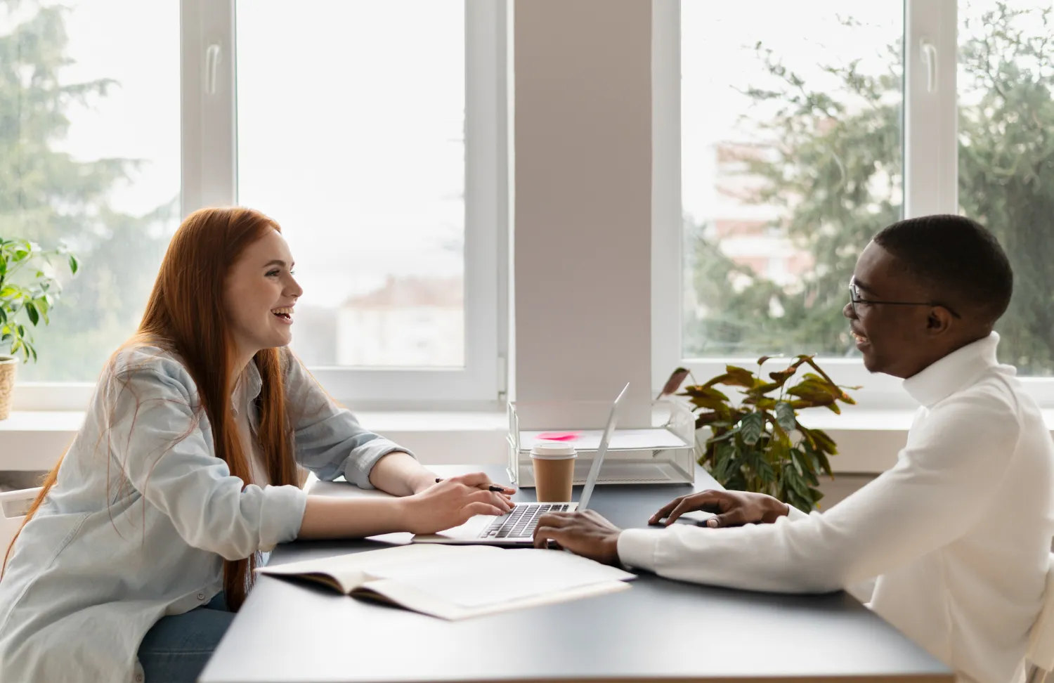 Entretien annuel entre une manager et un collaborateur
