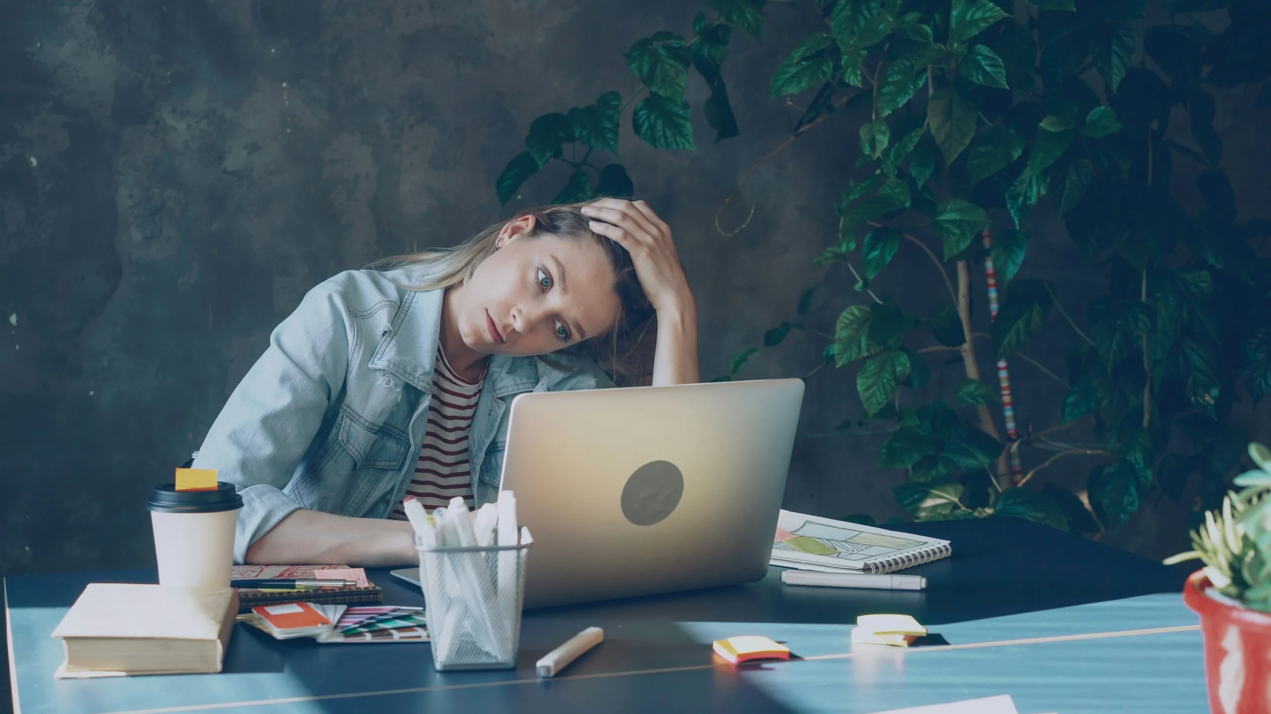 Collaboratrice en burnout devant son ordinateur, illustrant les risque psychosociaux