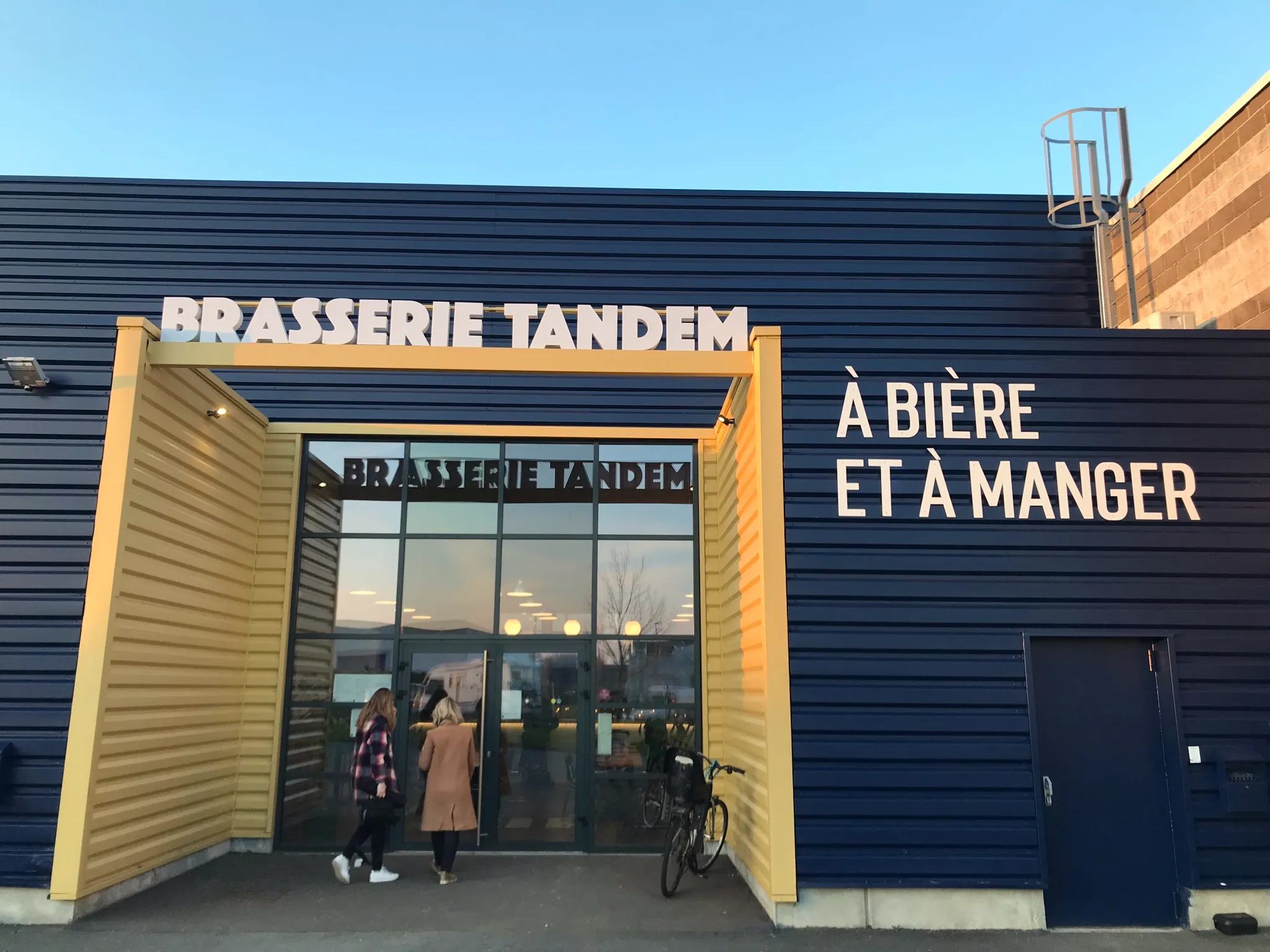 Devanture de la brasserie Tandem