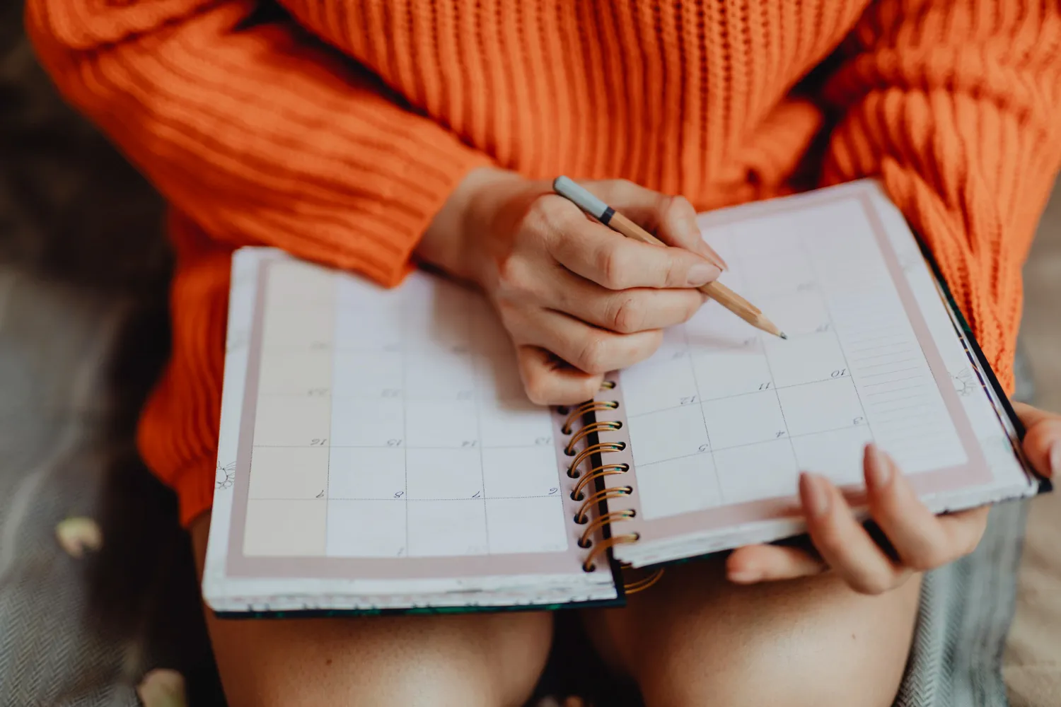 Collaboratrice organisant sa semaine de 4 jours dans son calendrier
