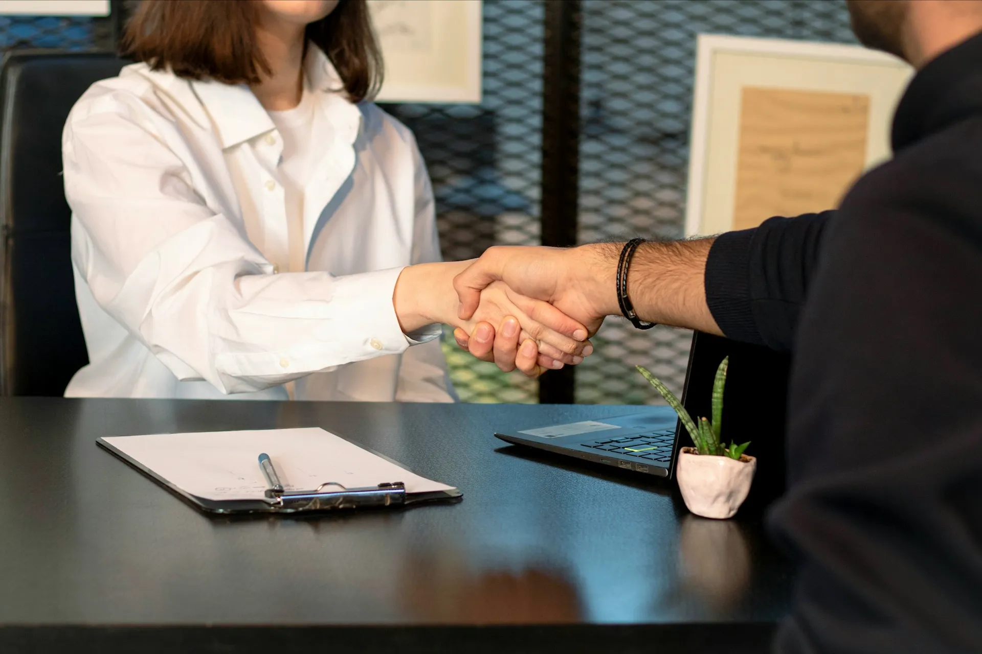 Salarié et manager se serrant la main pour les entretiens annuel et professionnel