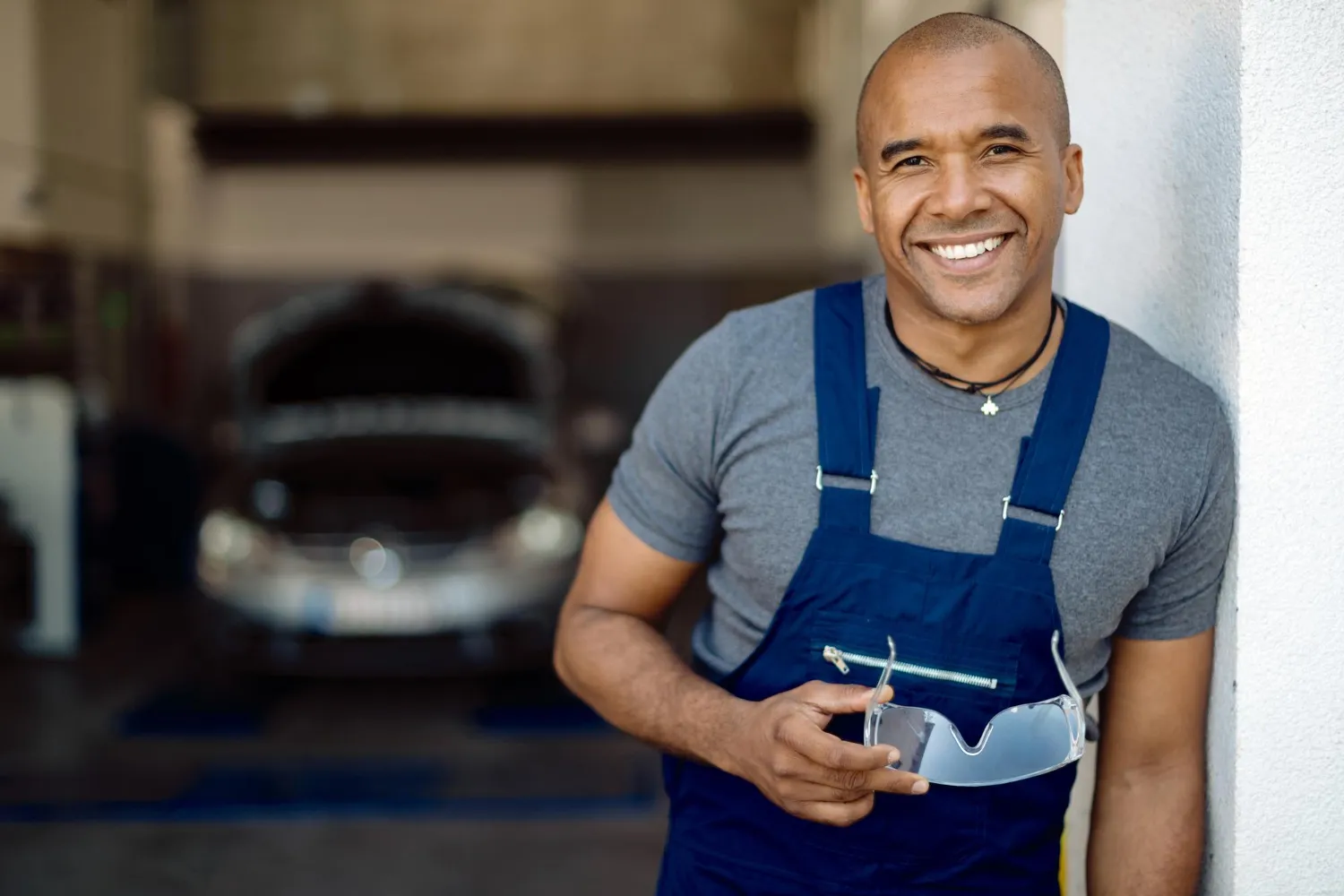 Employé d'un garage automobile souriant