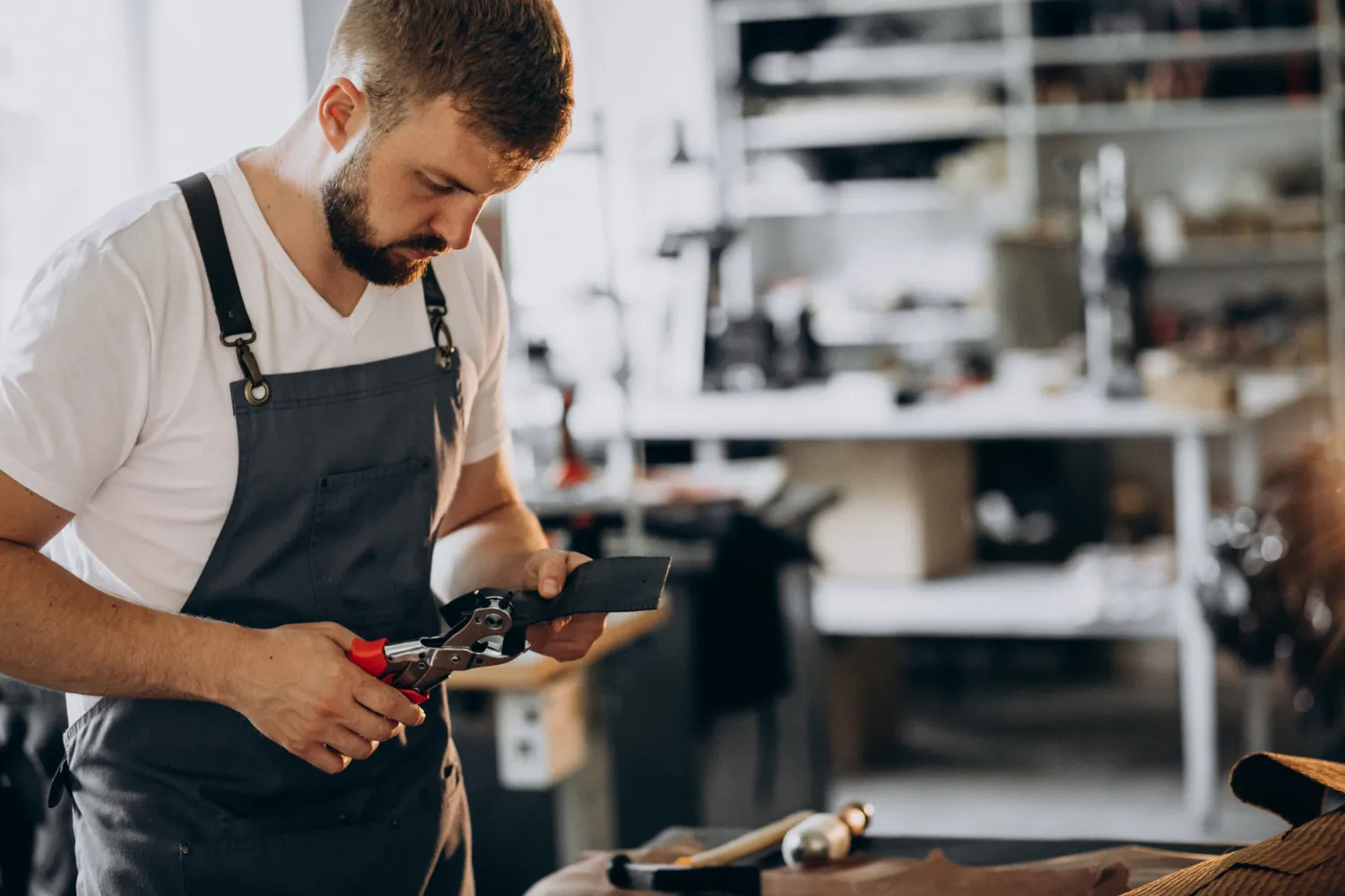 Tailleur travaillant dans son atelier