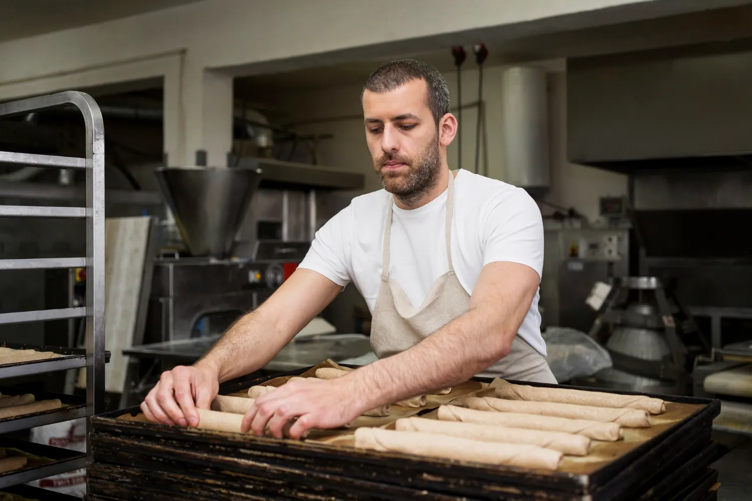 Apprenti boulanger travaillant